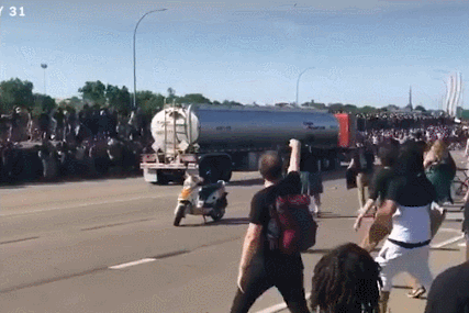 美国局势已失控！一男子在骚乱现场被货车碾死，大油罐车冲向人群-5.jpg