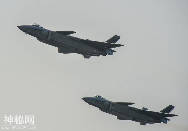 威龙霸天歼20最新镜头曝光仿佛科幻大片-3.jpg