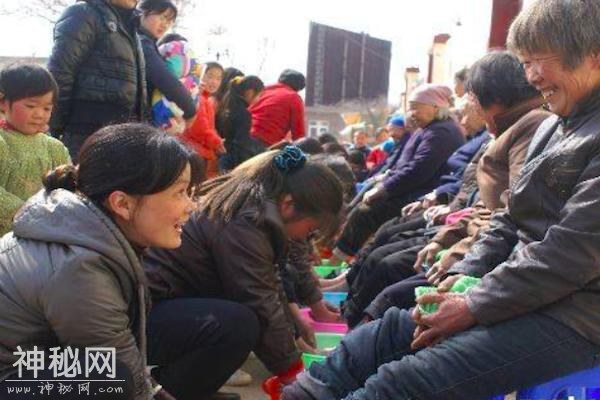 农村俗话说“多年的媳妇熬成了婆”，讲的是怎么一回事？-4.jpg