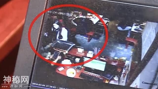男子闹市用餐丢失7000美金 俩妙龄女疑“拾金有昧”-1.jpg