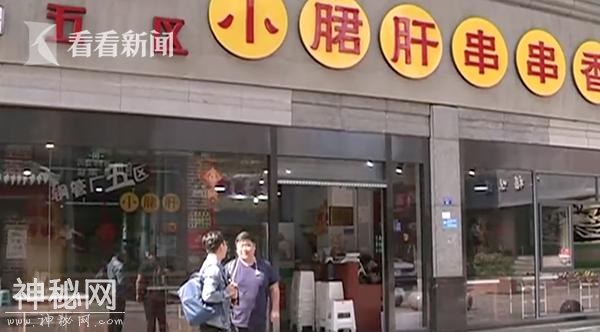 男子闹市用餐丢失7000美金 俩妙龄女疑“拾金有昧”-2.jpg