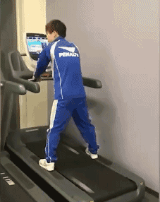 搞笑GIF：母猪上树我知道，上房是几个意思啊-2.jpg