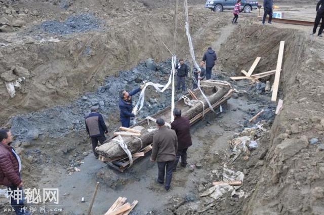 四川最大古蜀墓葬群现身！船棺底部青铜酒具装满液体-3.jpg