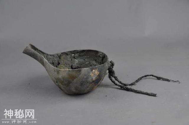 四川最大古蜀墓葬群现身！船棺底部青铜酒具装满液体-8.jpg