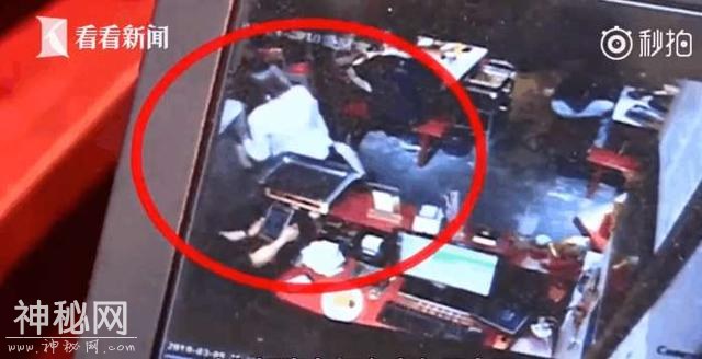 快还钱！成都小伙火锅店丢失钱包，价值7千美金，被2少女捡走-4.jpg