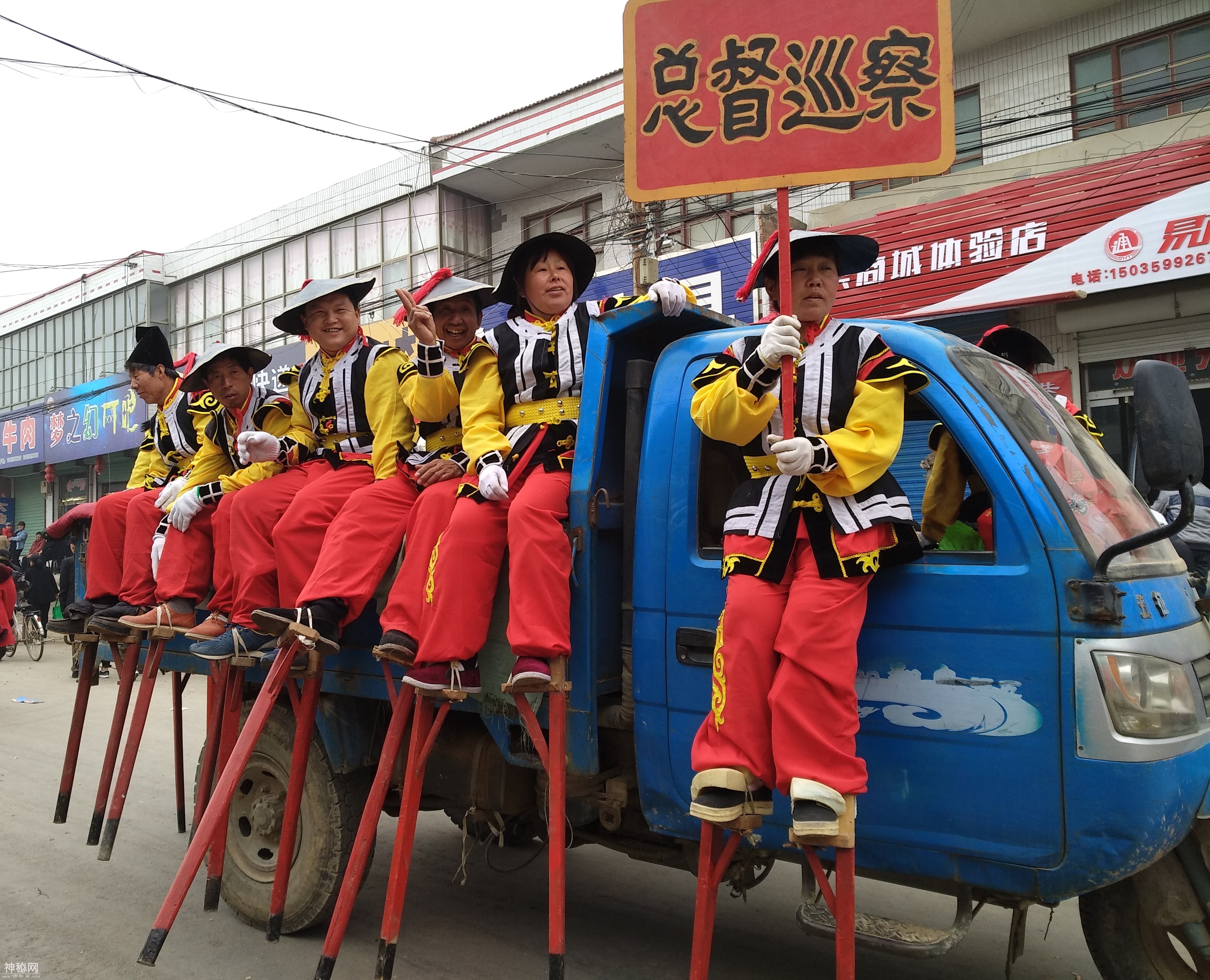 阳王古庙会八抬大轿威武雄壮，踩高跷的七旬老大爷叫人羡慕不已-2.jpg