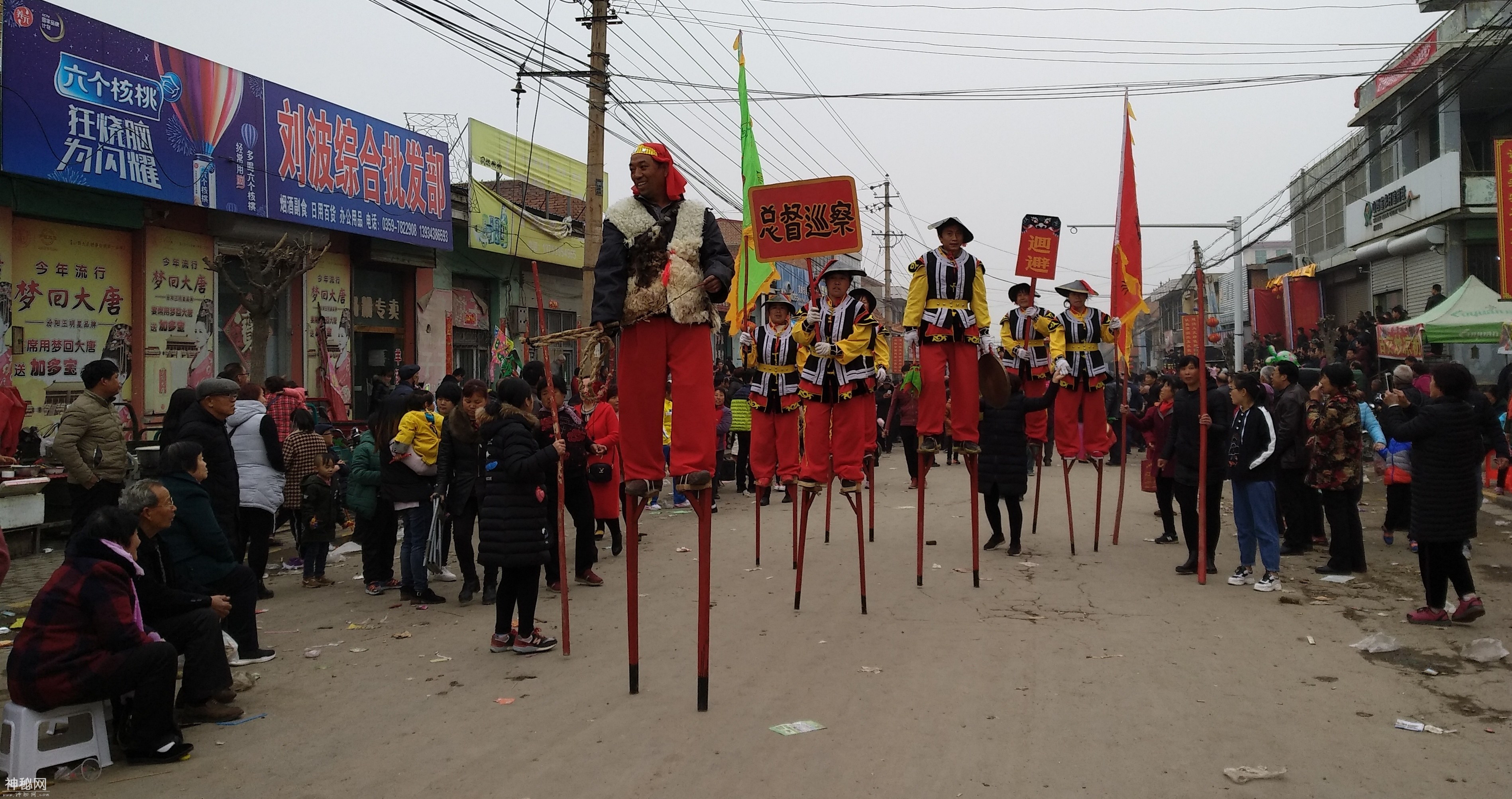 阳王古庙会八抬大轿威武雄壮，踩高跷的七旬老大爷叫人羡慕不已-9.jpg