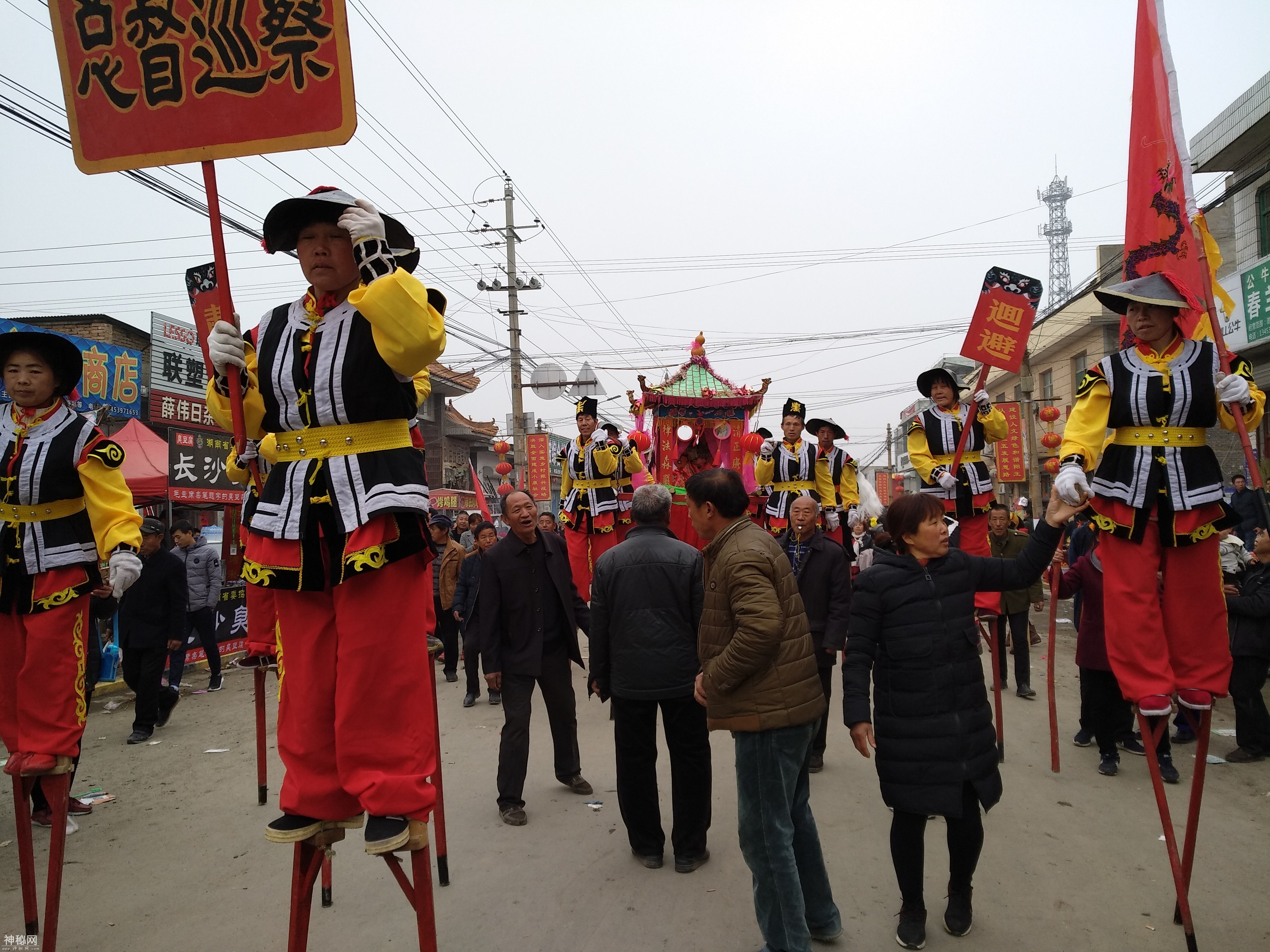 阳王古庙会八抬大轿威武雄壮，踩高跷的七旬老大爷叫人羡慕不已-10.jpg