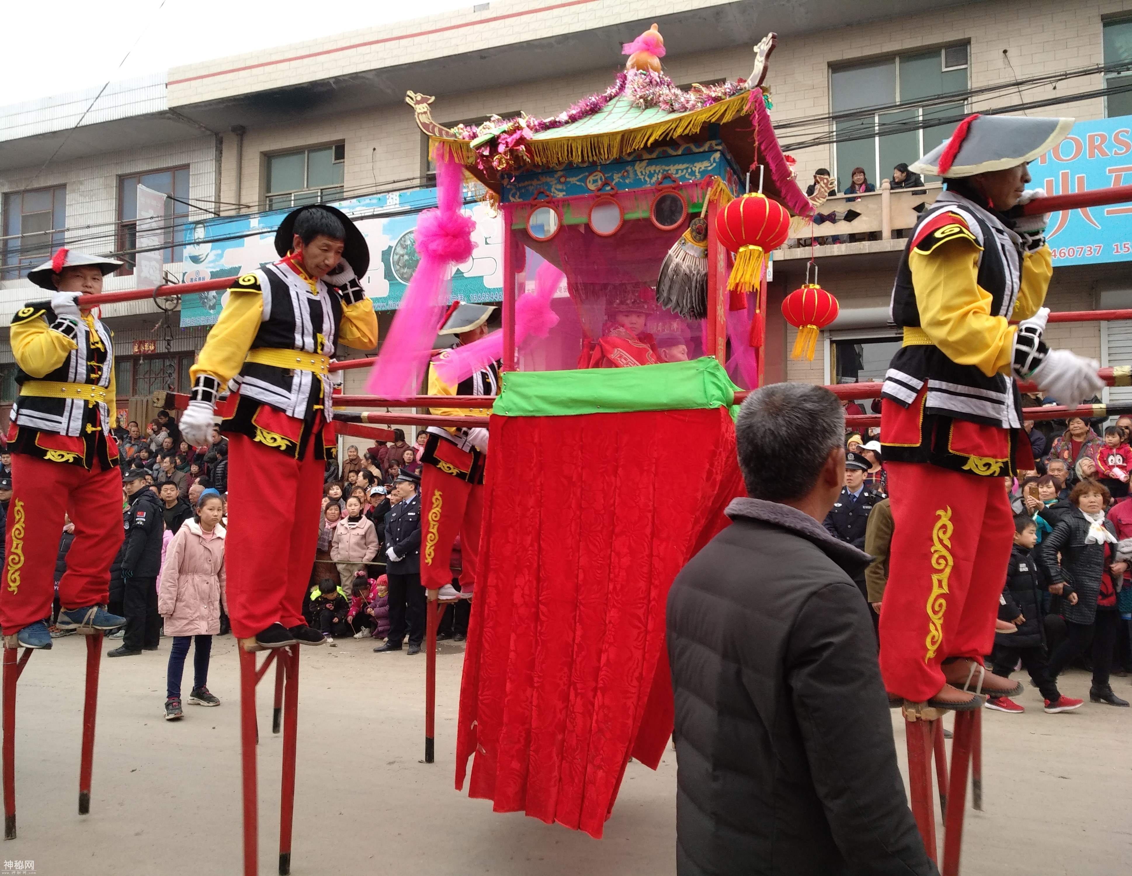 阳王古庙会八抬大轿威武雄壮，踩高跷的七旬老大爷叫人羡慕不已-12.jpg
