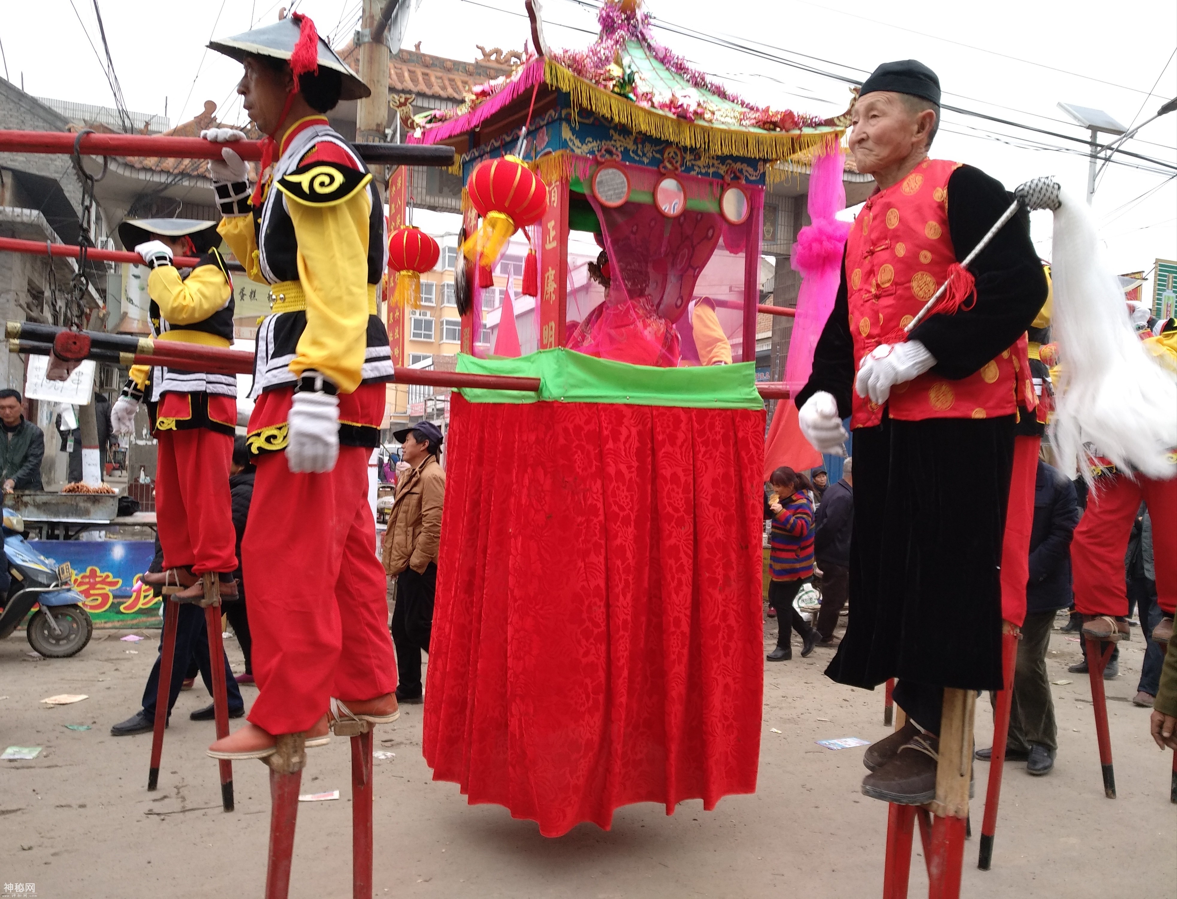 阳王古庙会八抬大轿威武雄壮，踩高跷的七旬老大爷叫人羡慕不已-13.jpg