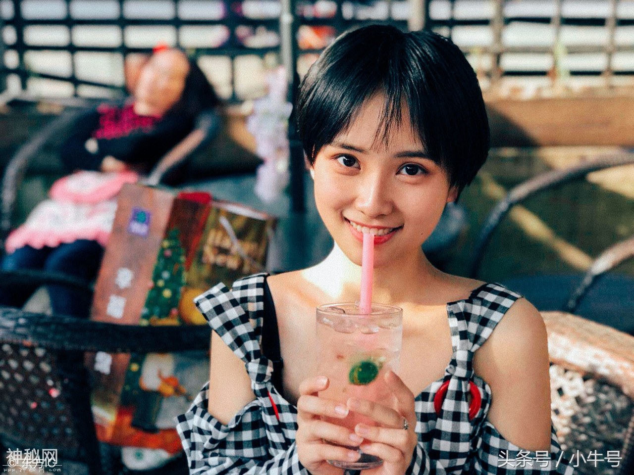 武大遭遇樱花劫引学子不满 美女校花举牌呼吁文明赏花-2.jpg