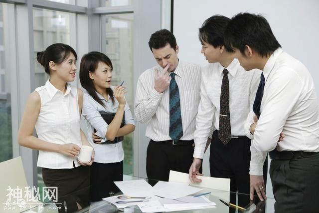 同事结过婚，他说我“不拿红包白吃白喝”，一上班，我堵他在门口-1.jpg