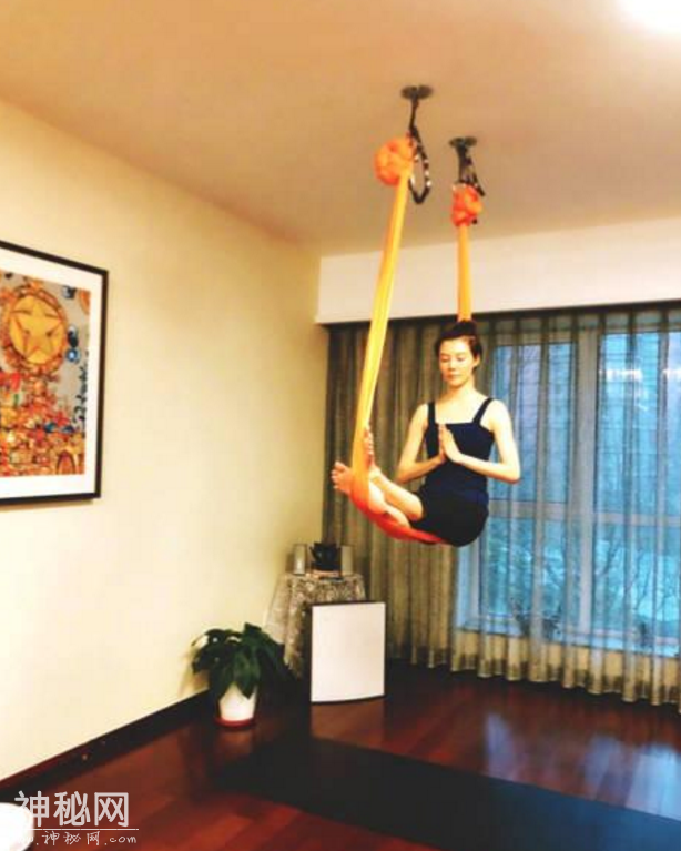 车晓潜心修炼小龙女绝技“倚绳而睡”，网友直呼：真会玩！-1.jpg