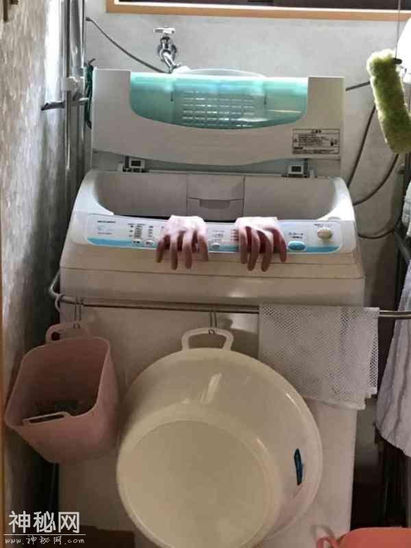 见鬼！洗衣机里攀出一双诡异人手 走近才知被老妈耍了-2.jpg