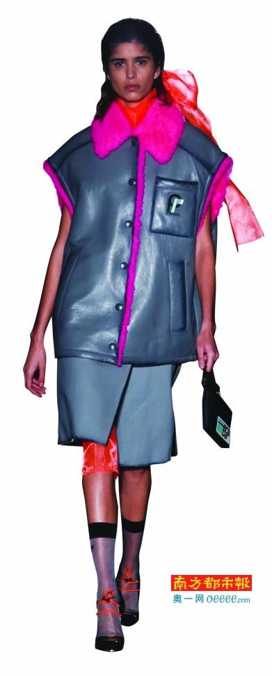 在科幻外壳下的文艺复古 Prada 2018/19秋冬系列女装-1.jpg
