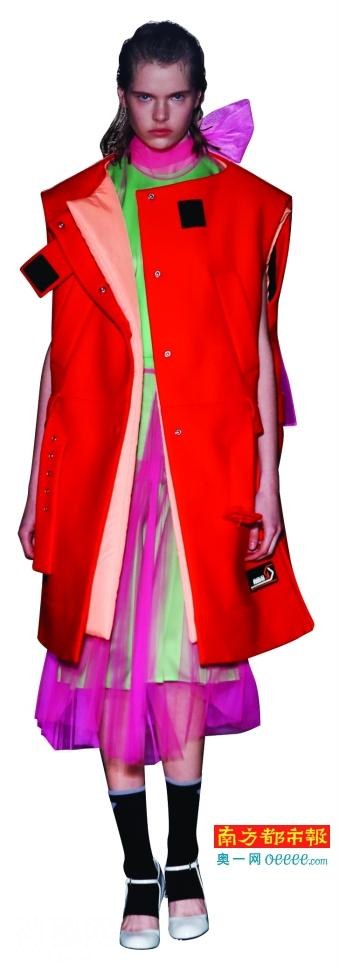 在科幻外壳下的文艺复古 Prada 2018/19秋冬系列女装-3.jpg