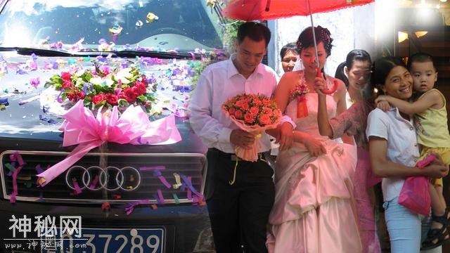 不顾父母反对远嫁，新婚夜被婆婆赶出家，打开陪嫁行李箱，我笑了-3.jpg