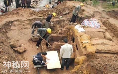 三国英雄古墓1700年后出土，考古专家看后大笑，日本人好尴尬-1.jpg