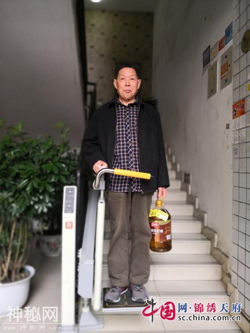 “爬楼神器”现成都，刷卡即可飘上楼-1.jpg