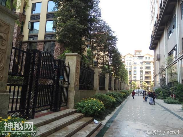铁将军把门 一个小区变成俩-2.jpg