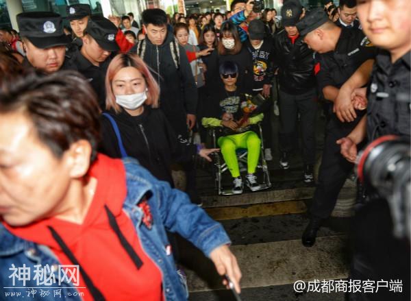 李宇春今日坐着轮椅回家 要打封闭登台：“再怎么也要保成都！”-4.jpg