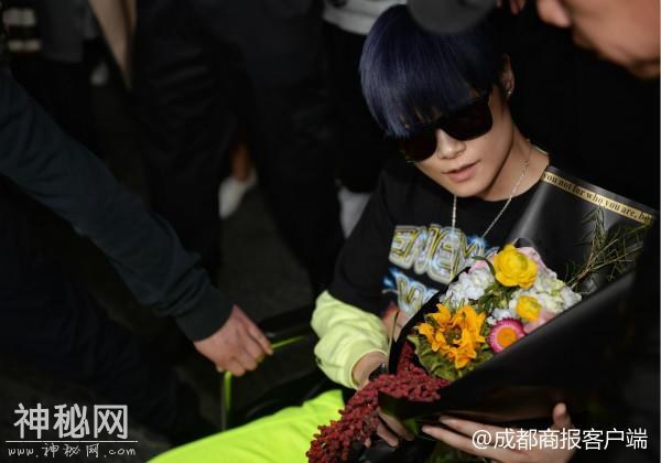 李宇春今日坐着轮椅回家 要打封闭登台：“再怎么也要保成都！”-2.jpg