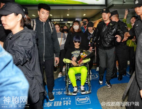 李宇春今日坐着轮椅回家 要打封闭登台：“再怎么也要保成都！”-3.jpg