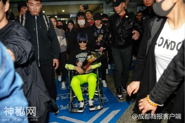 李宇春今日坐着轮椅回家 要打封闭登台：“再怎么也要保成都！”-5.jpg