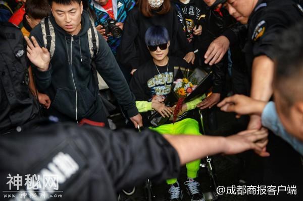 李宇春今日坐着轮椅回家 要打封闭登台：“再怎么也要保成都！”-7.jpg