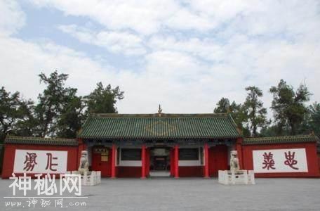 河南有两座古墓，墓主皆为三国虎将，一个香火不断，一个杂草丛生-2.jpg