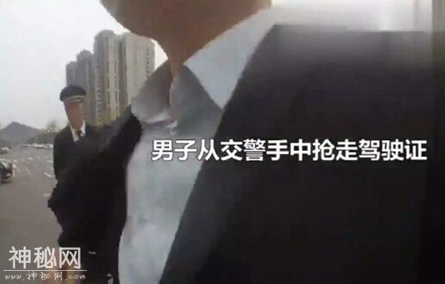 教练车不按规定使用灯光 被查后扬言撞死交警 被拘7日-2.jpg