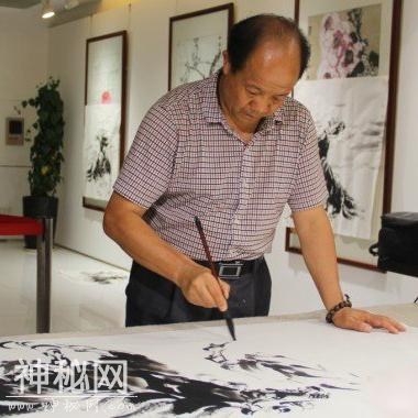 陈宏——国家一级美术师，画马奇人，笔下骏马显国威-1.jpg