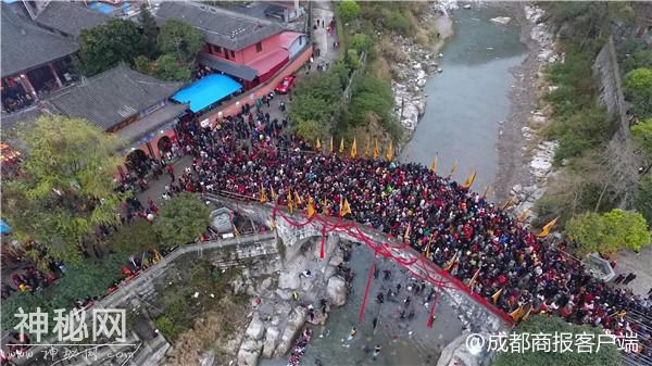 20万人安州雎水踩桥 一幅现实版“清明上河图”热闹上演-2.jpg