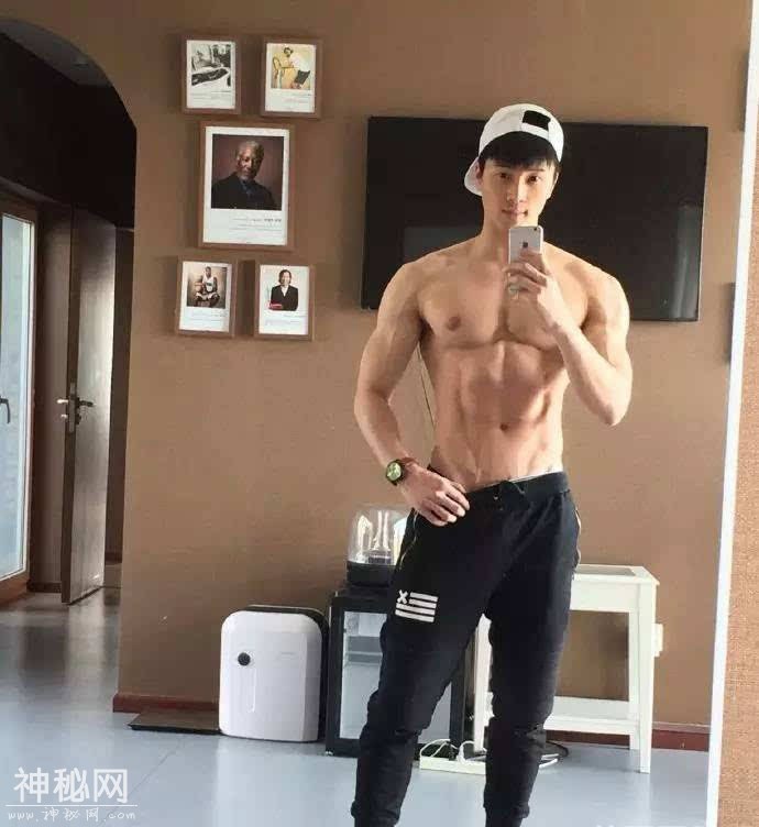 爱健身的肌肉帅哥喜欢自拍-2.jpg