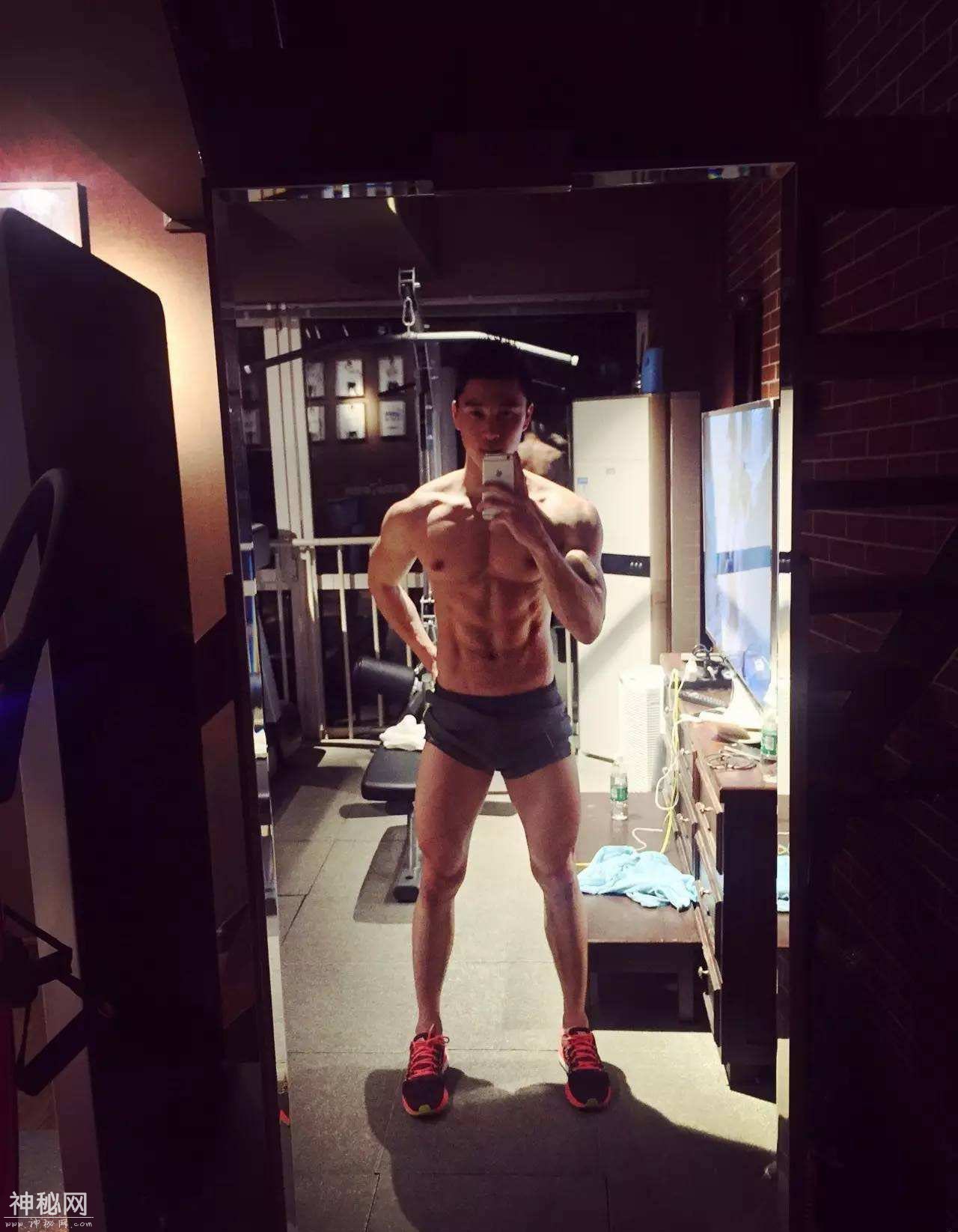 爱健身的肌肉帅哥喜欢自拍-8.jpg