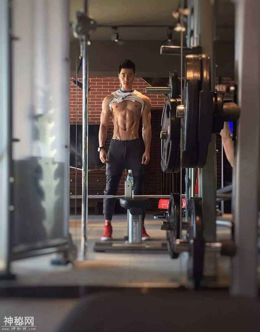爱健身的肌肉帅哥喜欢自拍-9.jpg