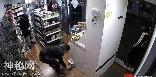 成都三个男子把无人超市免费扫空，对于这样的素质你怎么评价？-3.jpg