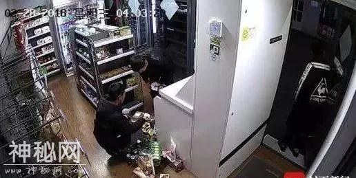 成都三个男子把无人超市免费扫空，对于这样的素质你怎么评价？-4.jpg