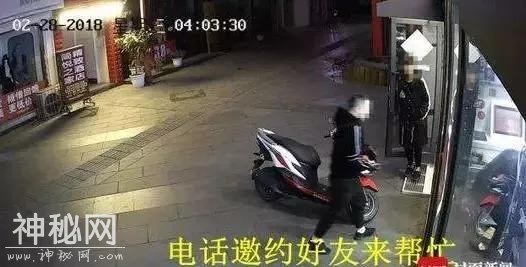成都三个男子把无人超市免费扫空，对于这样的素质你怎么评价？-2.jpg
