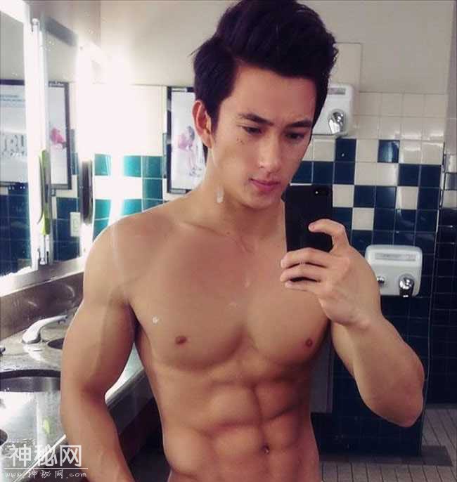 帅哥为了一身肌肉在健身房里也是拼了-4.jpg