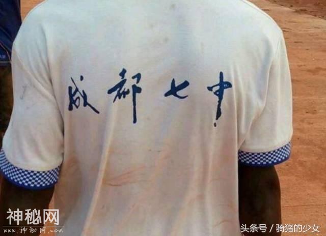 买二手衣服裤子你见过吗？带大家看看非洲二手衣服交易市场！-5.jpg