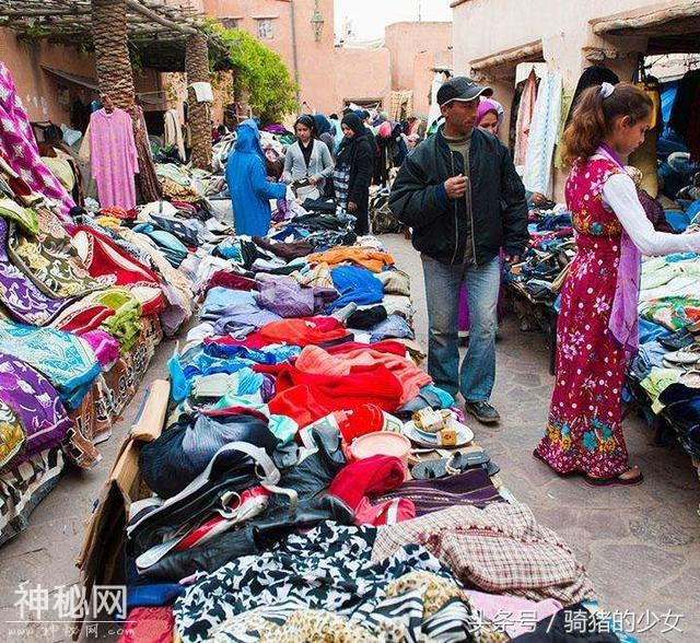 买二手衣服裤子你见过吗？带大家看看非洲二手衣服交易市场！-6.jpg