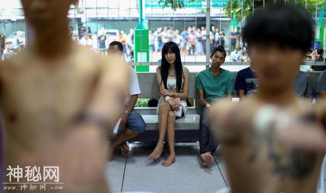 泰国年度征兵现场，不一样的“男子”，让征兵场面一度很尴尬！-3.jpg