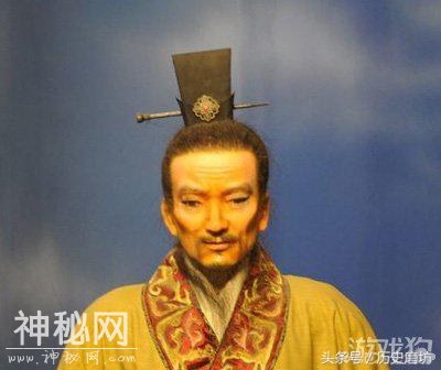 皇帝宴群臣，一位大臣喝完酒神色自若，皇帝大怒：骗我，马上杀！-1.jpg
