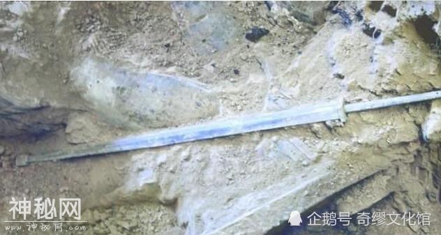 被压弯了两千年的古剑在出土瞬间反弹平直？看看专家是如何解释！-1.jpg