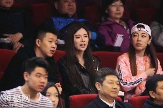 丁彦雨航女友观战浙鲁大战第四场，装扮时尚，与身旁帅哥聊得火热-1.jpg