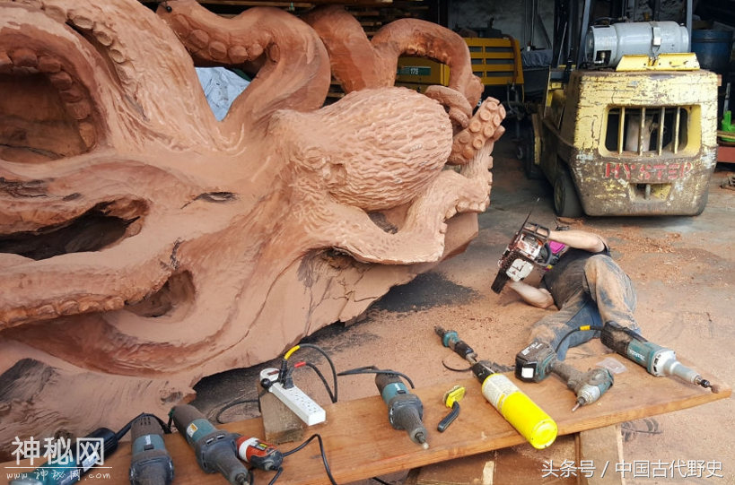 艺术家用四年时间将一块废弃的红木变成“巨型章鱼”，网友：浪费-3.jpg