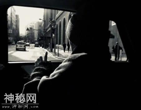 谢娜再次坐车外出意外透露身体近况，网友：这次不用隔着窗户了！-3.jpg
