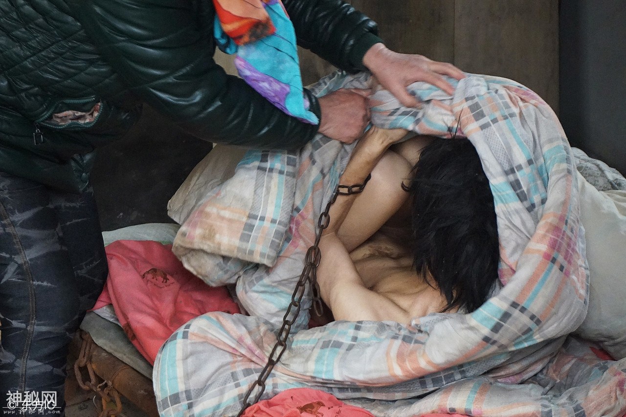 31岁男子被铁链栓了六年，得了怪病后痛不欲生，母亲每日以泪洗面-1.jpg