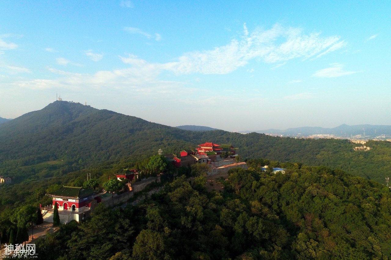道教胜地真武山上烧香后的灰烬、残香以及裱纸、塑料袋满地都是-2.jpg